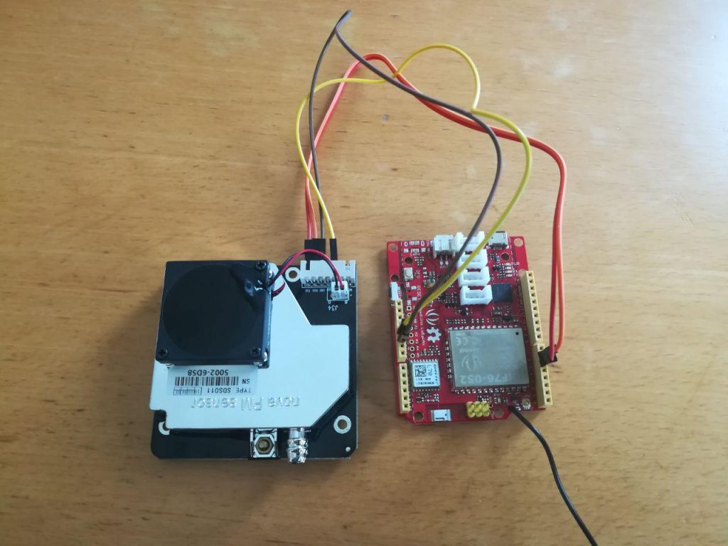 Links: Feinstaubsensor SDS011 verbunden mit Seeeduino LoRaWAN w/GPS (rechts)