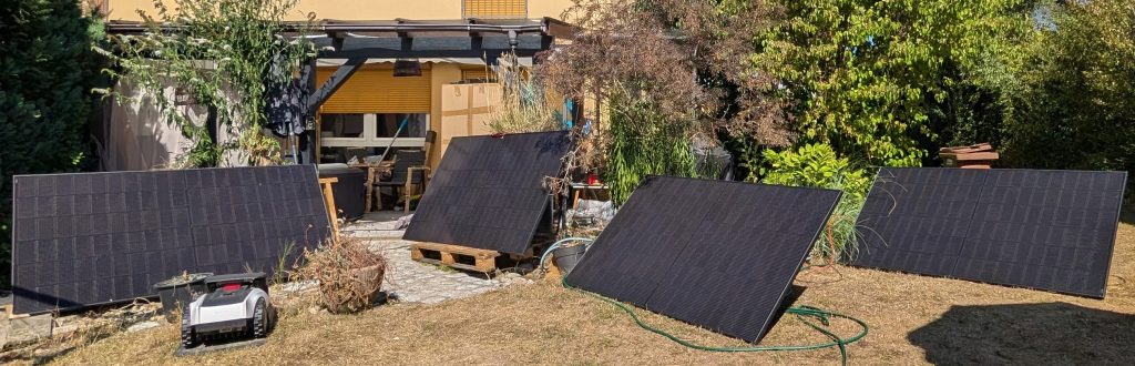 Field Testing: Bevor es aufs Terrassendach geht, liefern die 4 Module auf der Wiese wertvolle Daten für die Automatisierung.